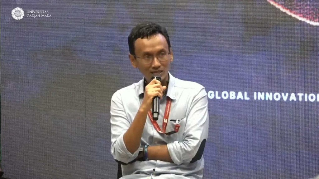 Dyan Raditya Sinukarta speaking at PPM Career Preparation event